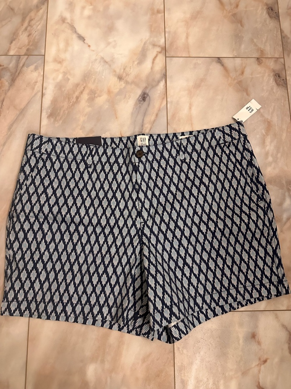 GAP (City Short)  Navy and White Diamond-Print Women’s Shorts size 18